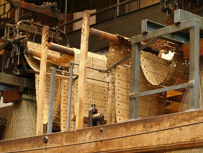 The-duc-lo-duoc-su-dung-trong-khung-det-Jacquard-nhu-duoc-thay-tai-Bao-tang-Cong-nghe-Duc-o-Berlin The-duc-lo-duoc-su-dung-trong-khung-det-Jacquard-nhu-duoc-thay-tai-Bao-tang-Cong-nghe-Duc-o-Berlin